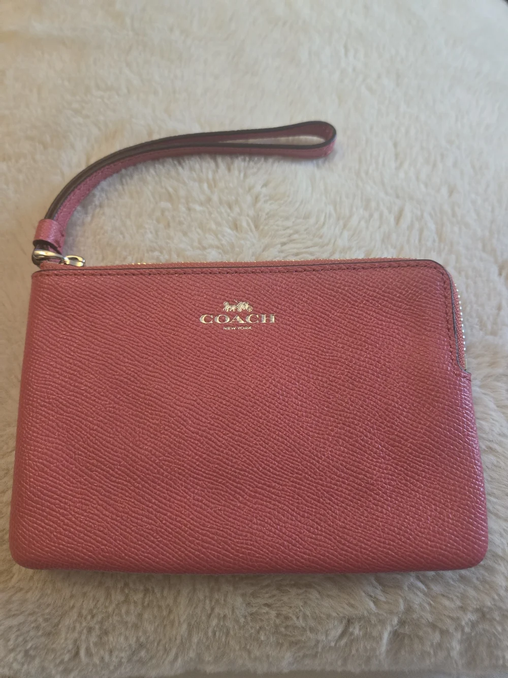 NWOT Coach Pebble Leather 4×6 Fushia Wristlet